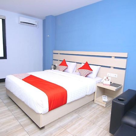 Oyo 592 Budget Hotel By The Harbour Padang  Exterior photo