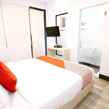 Oyo 592 Budget Hotel By The Harbour Padang  Exterior photo