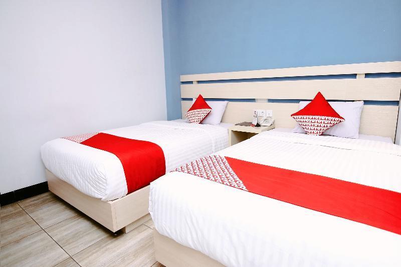 Oyo 592 Budget Hotel By The Harbour Padang  Exterior photo