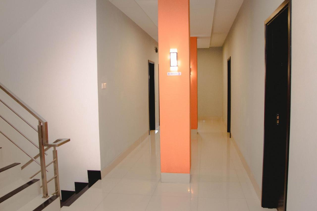 Oyo 592 Budget Hotel By The Harbour Padang  Exterior photo