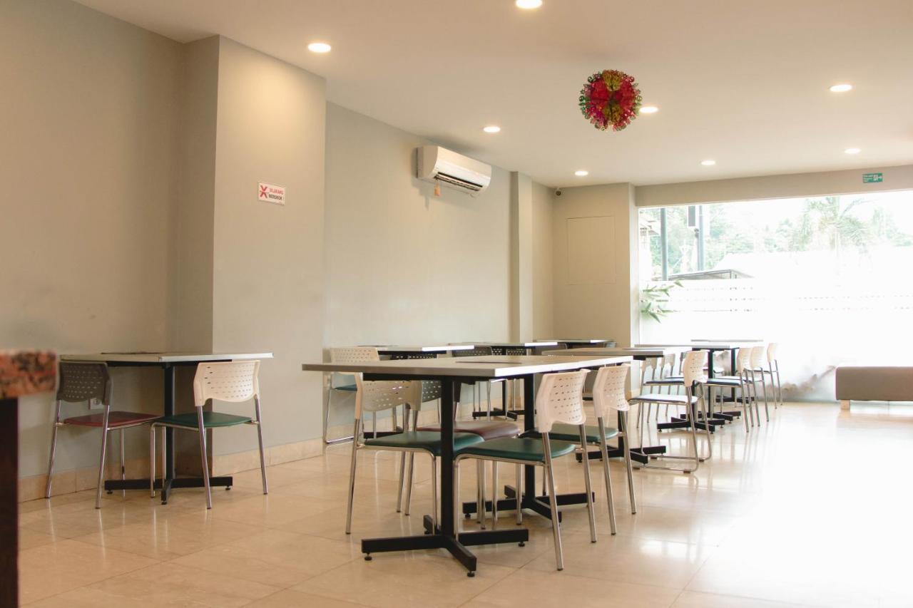 Oyo 592 Budget Hotel By The Harbour Padang  Exterior photo