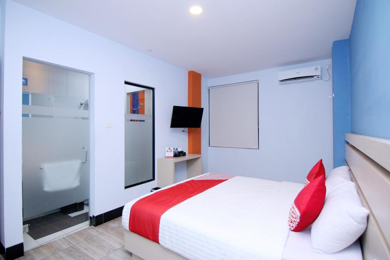 Oyo 592 Budget Hotel By The Harbour Padang  Exterior photo