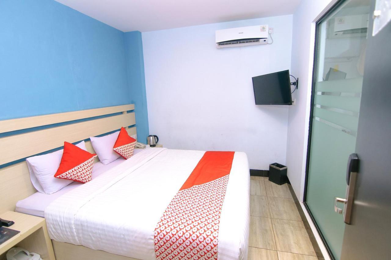 Oyo 592 Budget Hotel By The Harbour Padang  Exterior photo