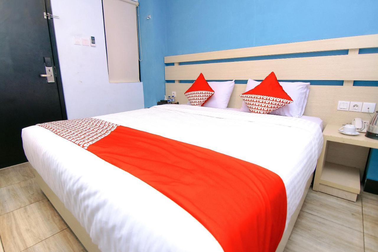 Oyo 592 Budget Hotel By The Harbour Padang  Exterior photo